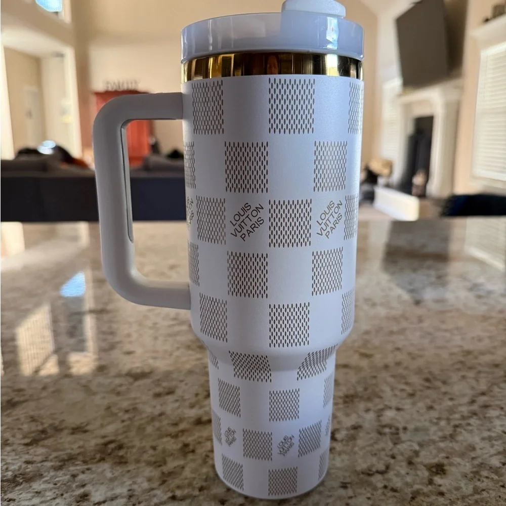 Stanley Flowstate Quencher H2.0 White/Gold Checkered Custom Engraved, 40oz - Picture 2 of 3